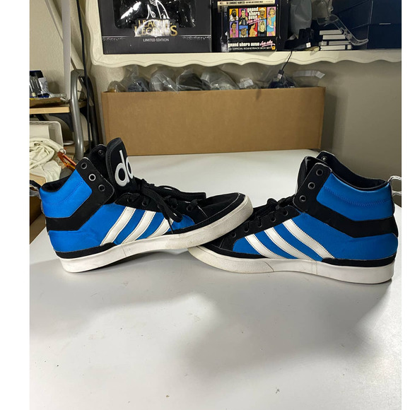 Athletic_Shoes